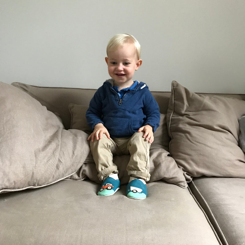 Chaussons cuir souple Spencer le tracteur portés par un bébé