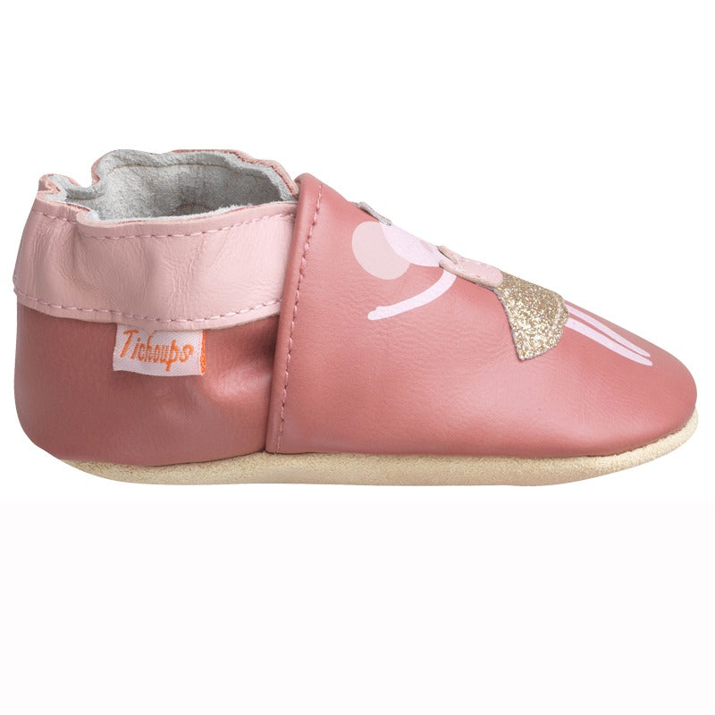 Vue de profil des chaussons bébé en cuir souple Coralie la souris
