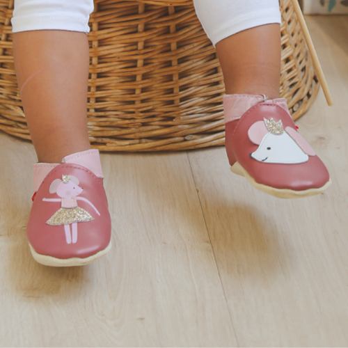Photo des chaussons bébé en cuir souple Coralie la souris portés.