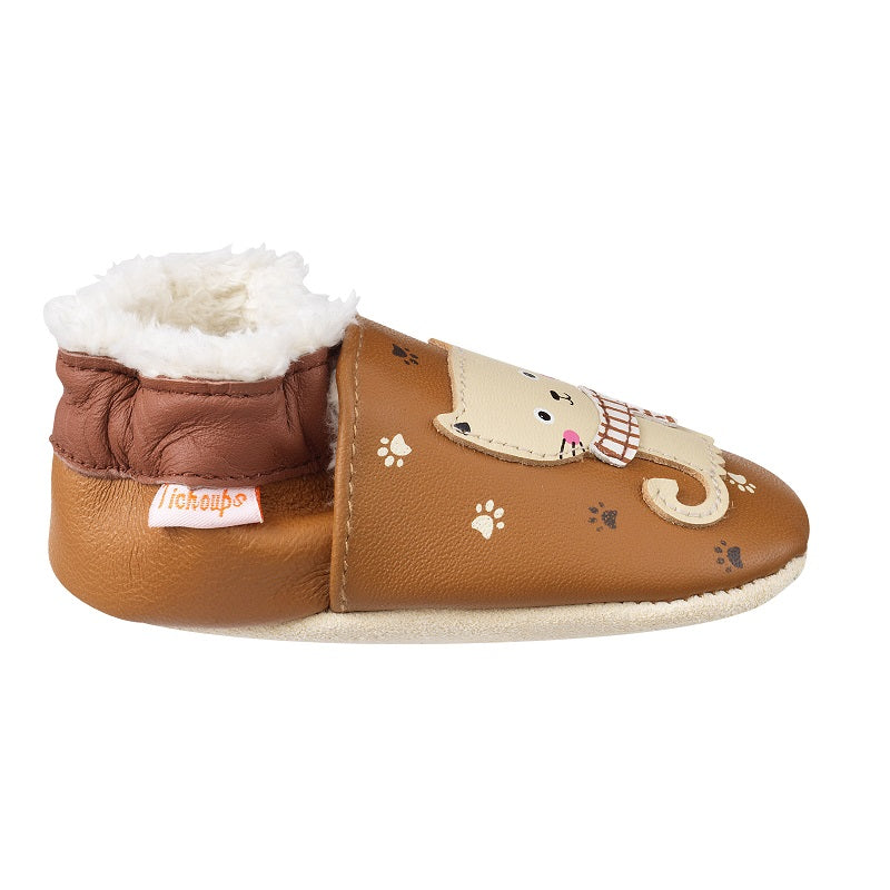 Chaussons cuir souple fourrés marron pour enfant avec des motifs chien et chat cousus, vue de face