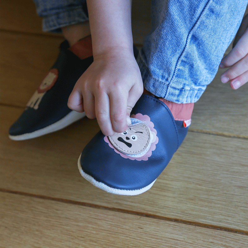 Photo des chaussons en cuir souple enfant Emotions lion portés.