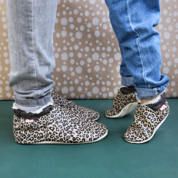 Chaussons en cuir souple fourrés Elie le léopard portés par une mère et son enfant
