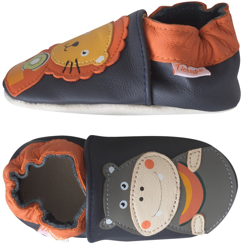 Vue de profil des chaussons enfant cuir souple Jade et Robert se régalent.