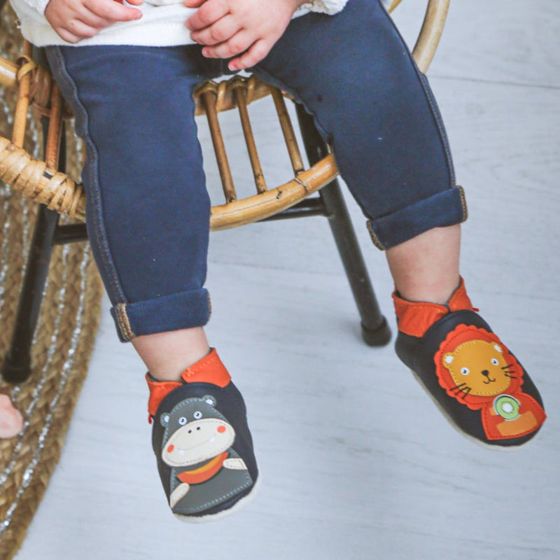 Photos des chaussons enfant cuir souple Jade et Robert se régalent portés.