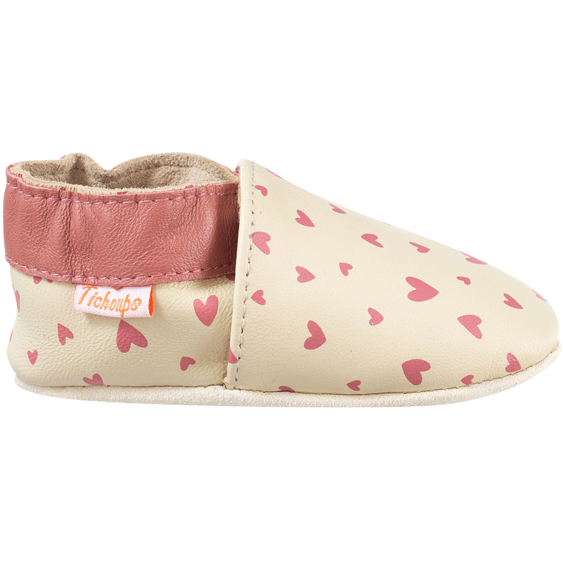 Vue de profile de chaussons en cuir souple enfant Juliette les cœurs.