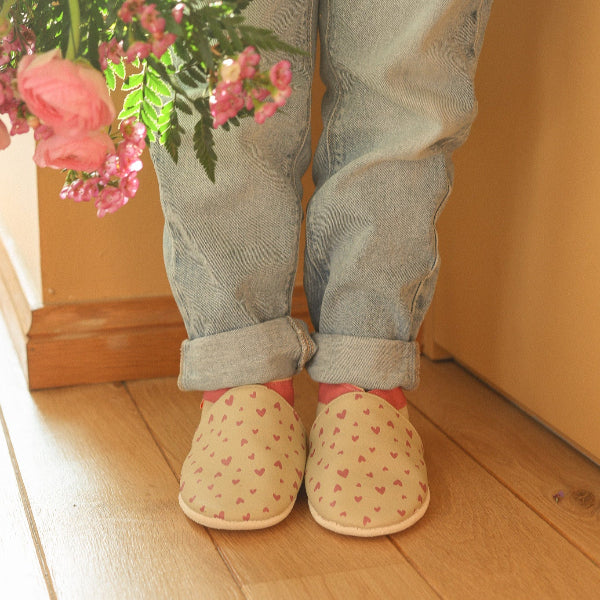 Photo des chaussons en cuir souple enfant Juliette les cœurs portés.