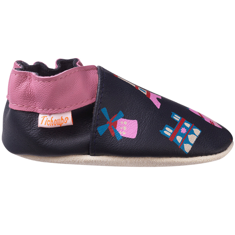 Vue de profile des chaussons cuir souple enfant Lily à Paris .