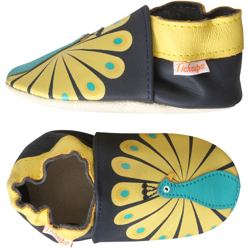 Vue de profil des chaussons en cuir souple enfant Paul le paon.