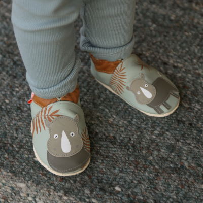 chaussons cuir souple bleu claire imprimés rhinocéros portés par une enfant