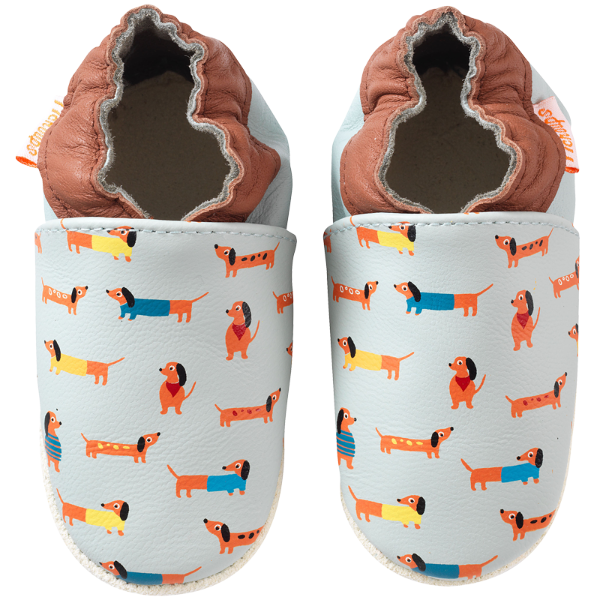 Photo des chaussons bébé cuir souple Raphael les teckels vue de face.