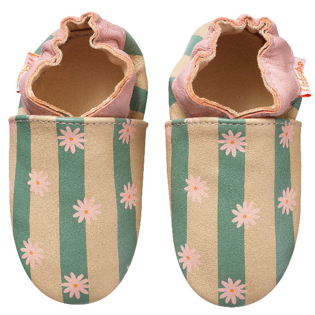 Photo vue de face des chaussons en cuir souple enfant Flore les rayures vertes.