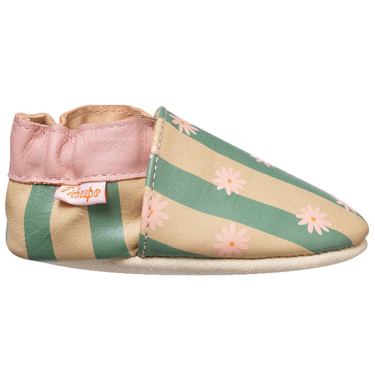 Photo des chaussons en cuir souple enfant Flore les rayures vertes vue de profil.