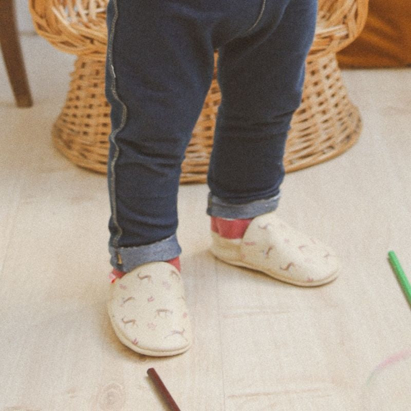 Photo des chaussons en cuir soupe enfant Gaëlle les gazelles, portés par un enfant en bas âge.