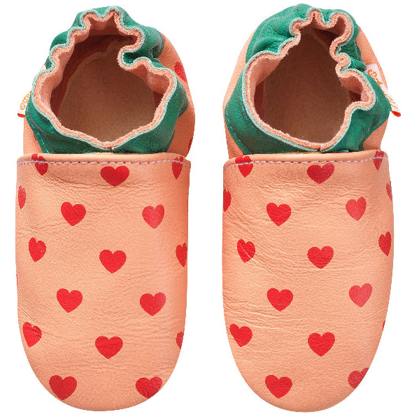 Photo vue de face des chaussons en cuir souple Poppy les cœurs.