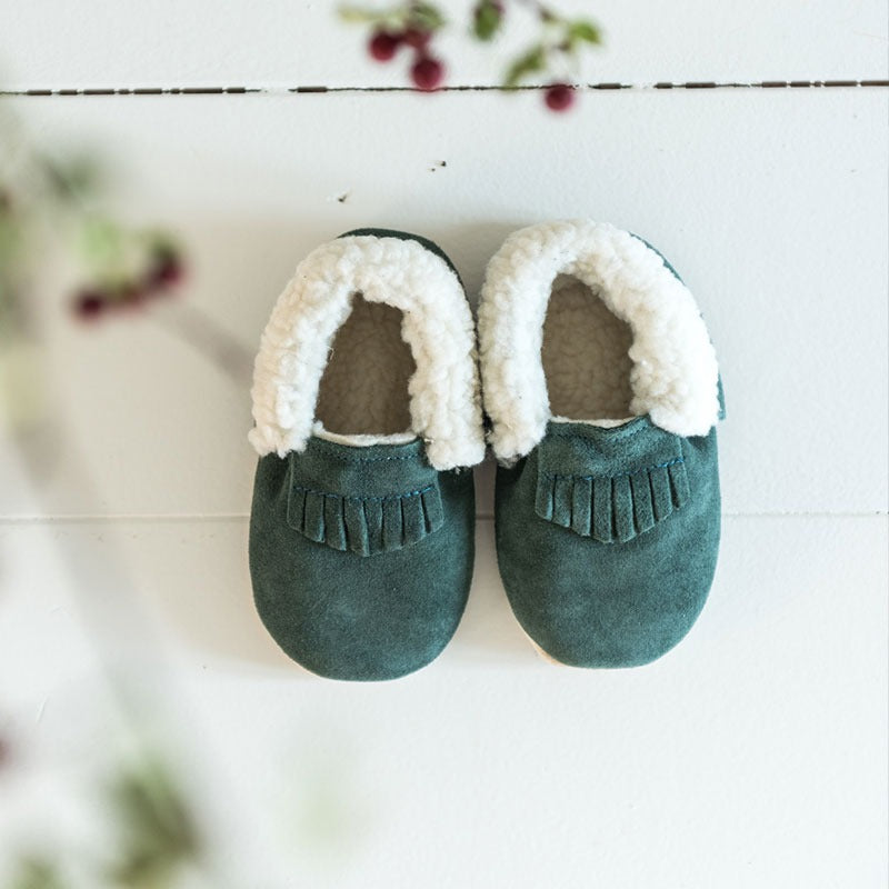 Photo d'ambiance chaussons enfant-cuir souple fourrés vert