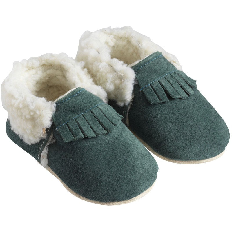 Chaussons cuir souple pour enfants fourrés vert avec des franges sur le devant