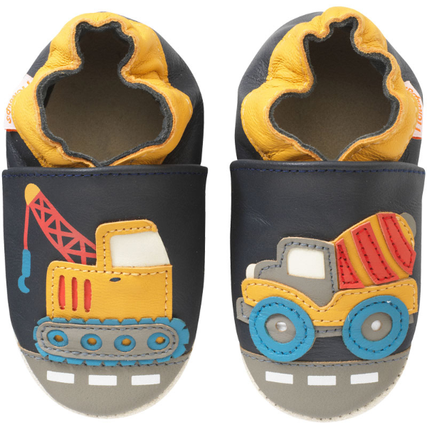 chaussons enfant cuir souple avec motifs cousus engins de travaux vue de face