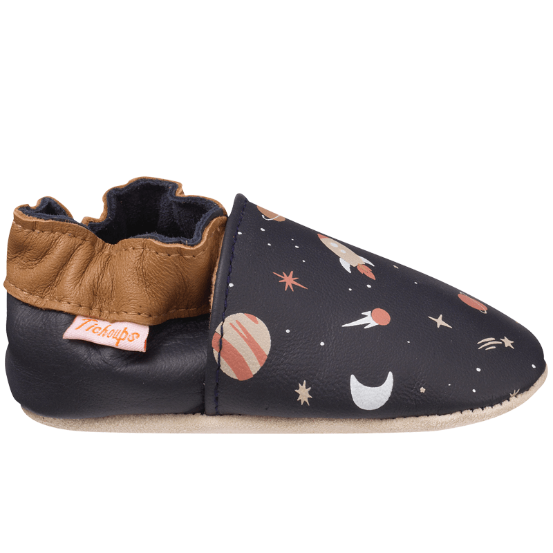 Vue de profile des chaussons enfant cuir souple Maxence dans l'espace.