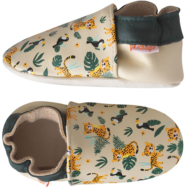 Vue de profil des chaussons enfant en cuir souple Romy et Jules s'amusent .