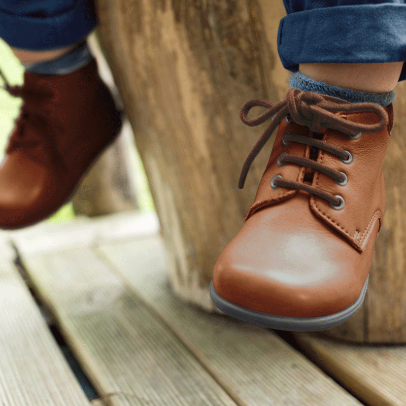 chaussures-premiers-pas-botti-camel-porte
