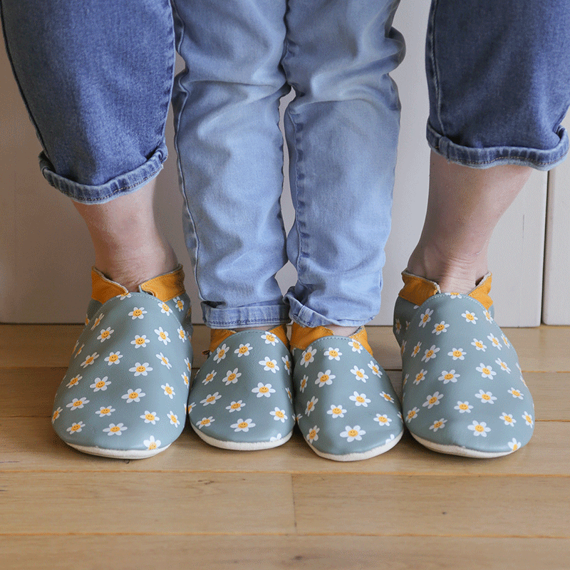 chaussons-enfant-cuir-colette-paquerettes-porte