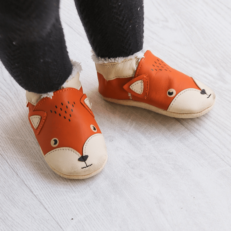 chaussons-bebe-cuir-souple-FOURRE-edgar-porte