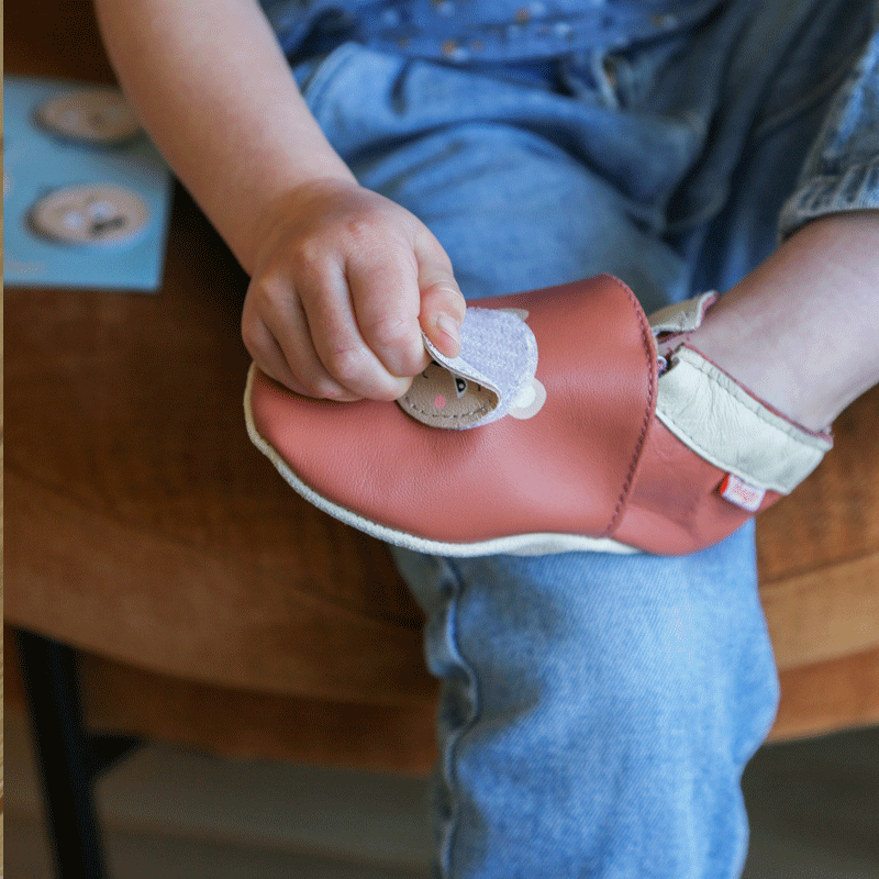 chaussons-bebe-cuir-souple-emotions-ours-porte