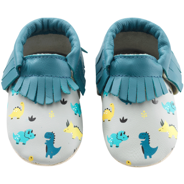 Photo des chaussons en cuir souple bébé à franges bleu nestor les dinosaures vue de face.