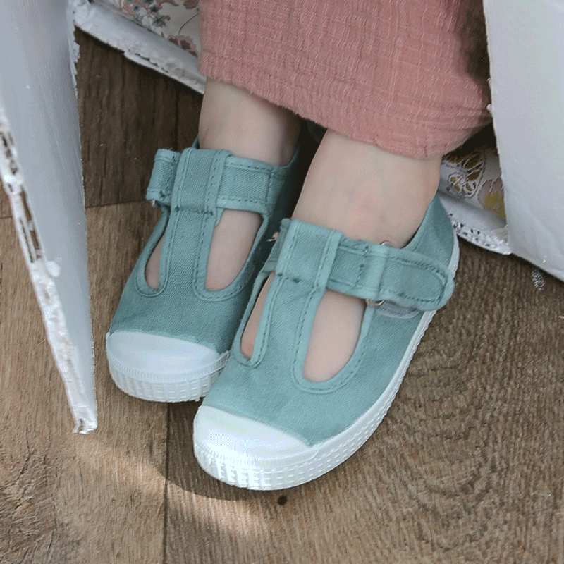 chaussures-premiers-pas-helly-vert-porte