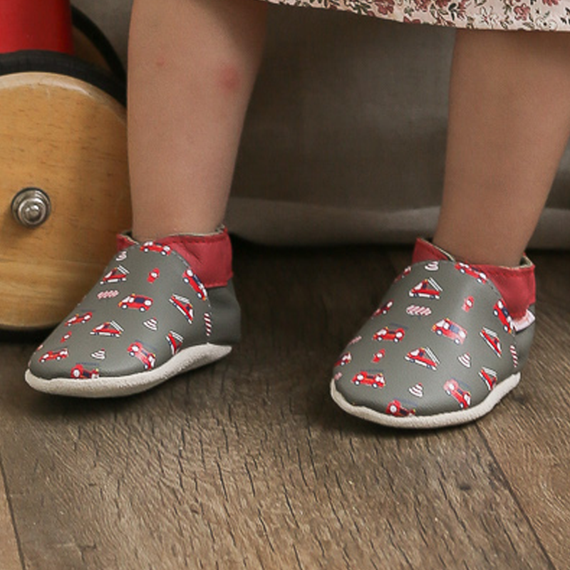 chaussons-bebe-cuir-souple-honore-camions-pompiers-porte