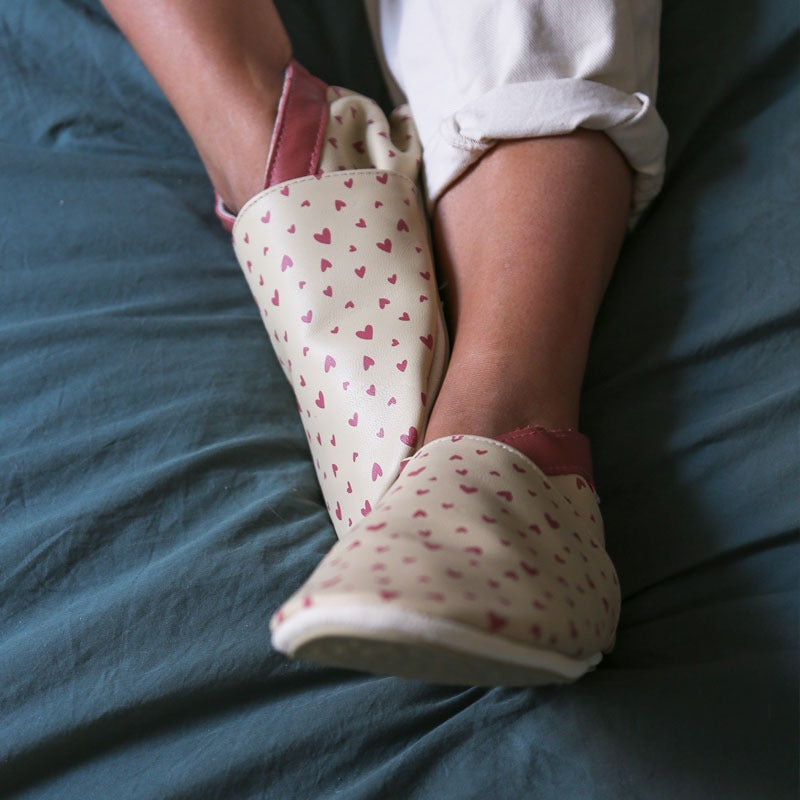 chaussons-bebe-cuir-souple-juliette-coeurs-porte