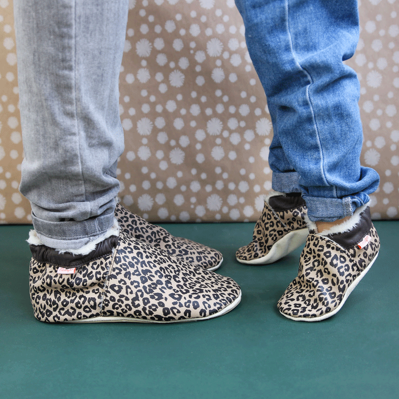 chaussons-bebe-cuir-souple-fourre-elie-leopard-800 porte