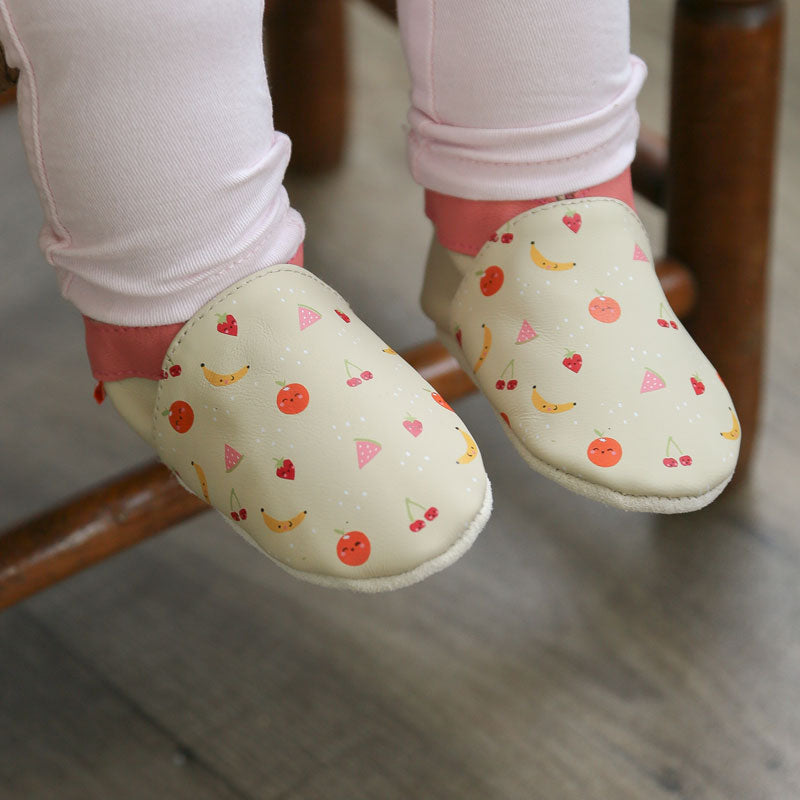 chaussons-bebe-cuir-souple-lizzie-fruits-face