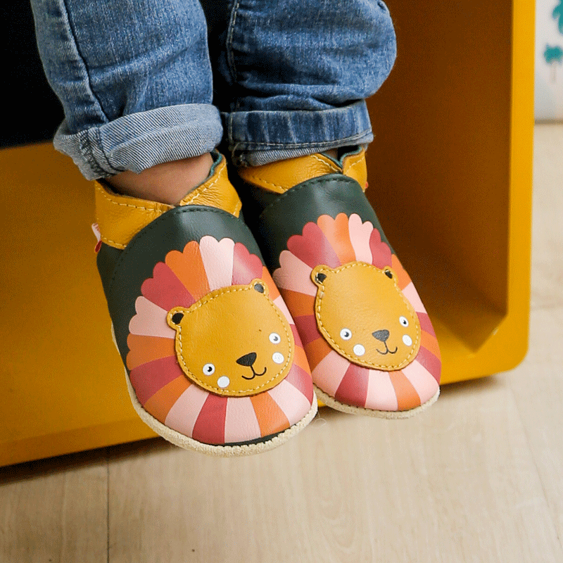chaussons-bebe-cuir-souple-marion-lion-porte