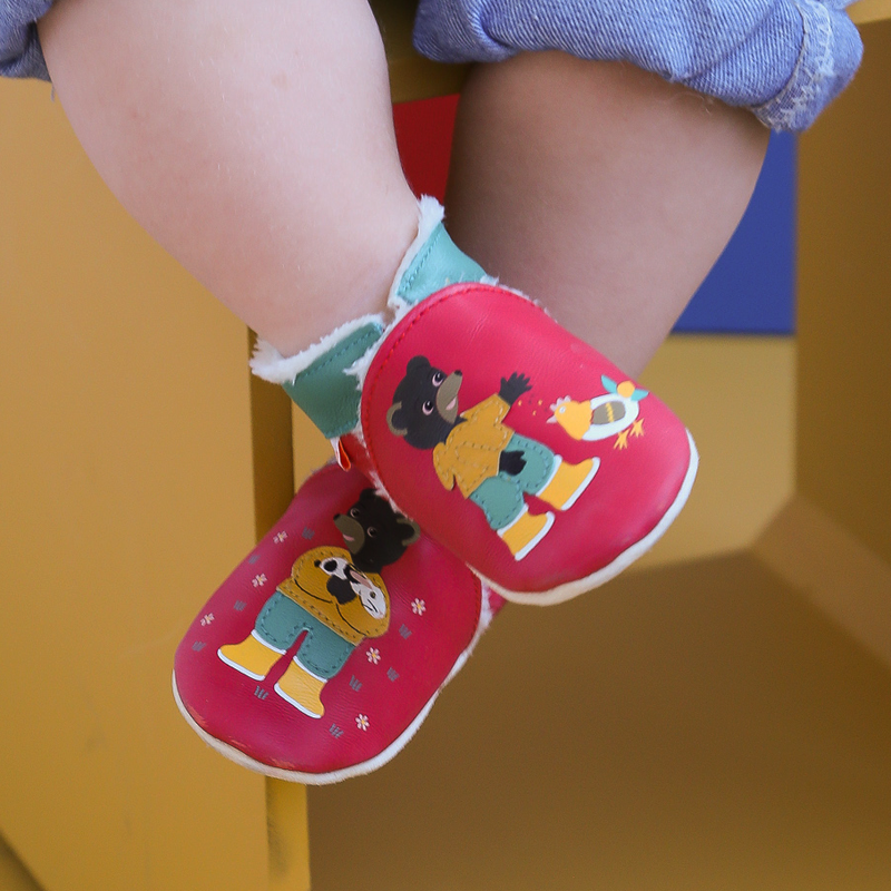 chaussons-bebe-cuir-souple-fourre-petit-ours-brun-ferme-porte