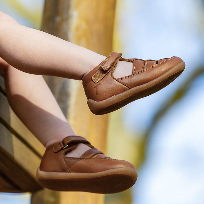 chaussures-premiers-pas-rocky-cognac-porte