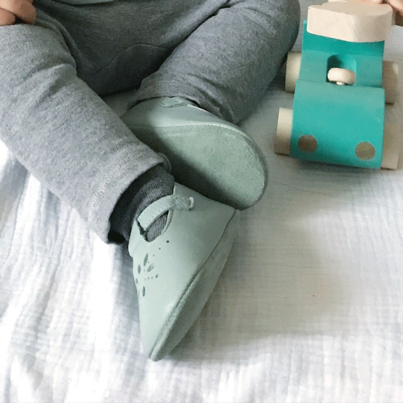 chaussures-bebe-cuir-souple-salome-vert-de-gris-profil
