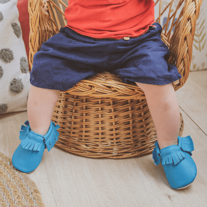 Chaussons-bebe-à-franges-bleu-caraibes-profil