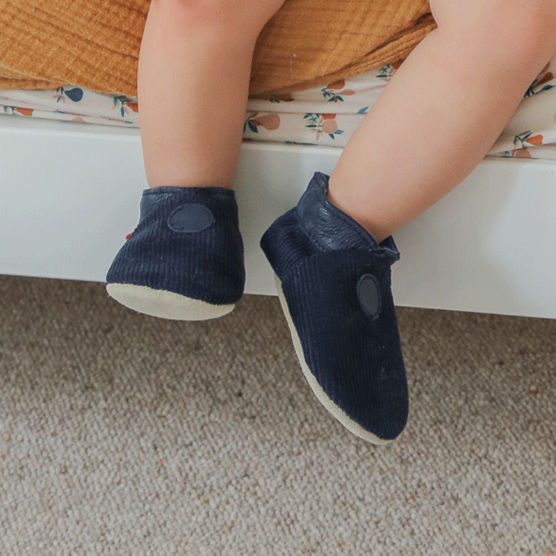 Chaussons-cuir-bebe-souple-velours-marine-face