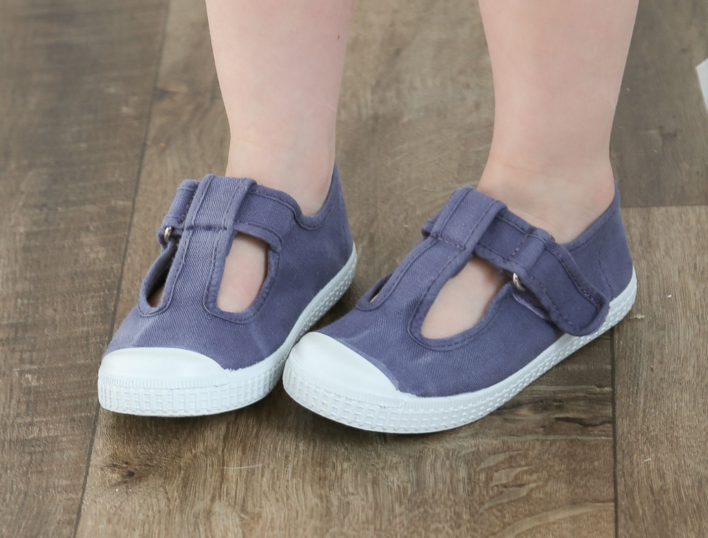 À quel âge peut-on mettre des sandales en toile à un enfant ?