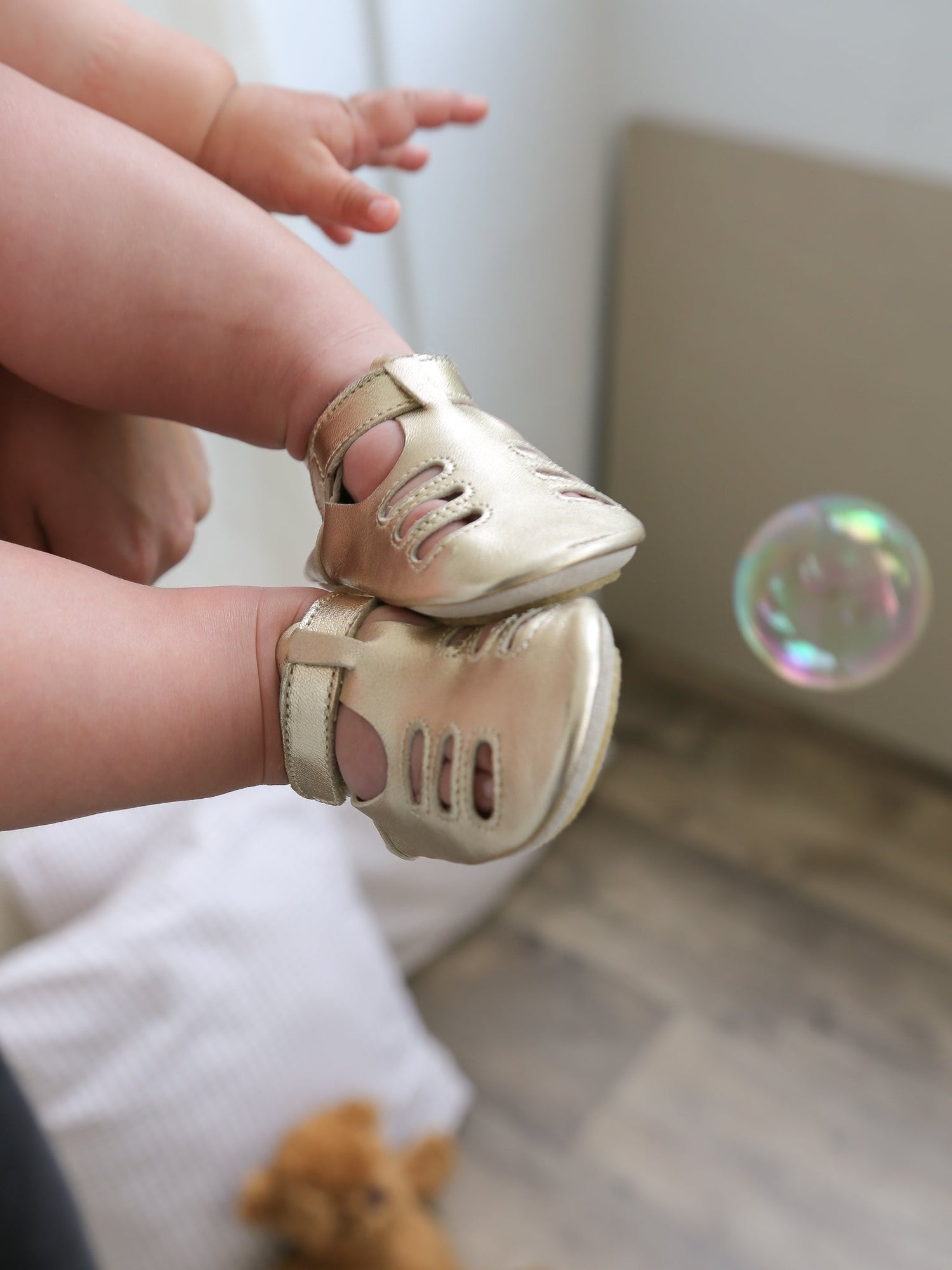 Quelles chaussures favorisent le bon développement des pieds de bébé ?