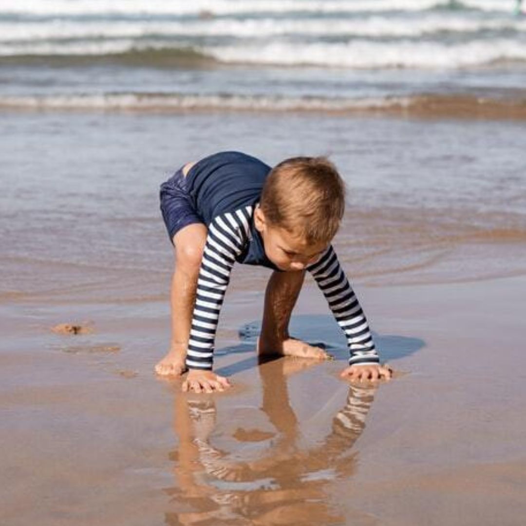 Les bienfaits pour bébé de marcher sur des sols variés