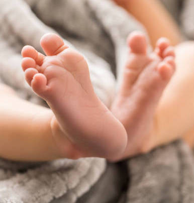 Pourquoi mettre les bébés pieds nus?