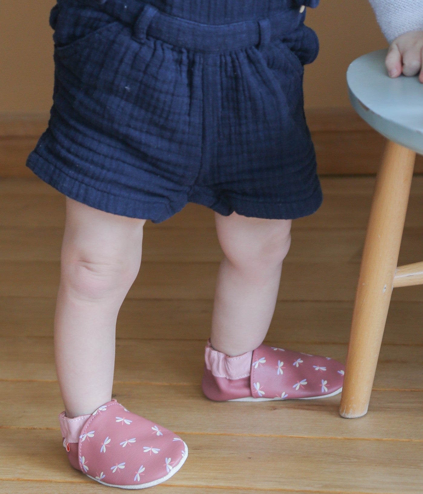 Chaussons bébé en cuir souple : une prévention essentielle pour les petits pieds