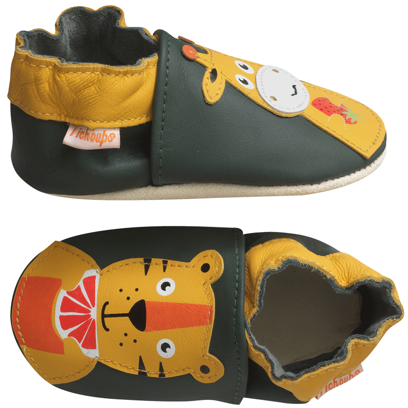 Vue de profil des chaussons enfant cuir souple Gabriel et Gustave prennent le goûter.