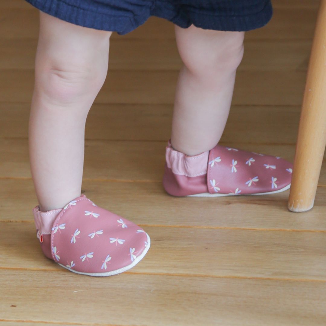 Pourquoi mettre des chaussures en cuir souples à bébé ? - Lilinappy