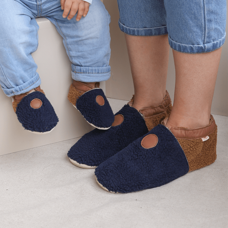 chaussons-bebe-cuir-souple-bouclettes-marine-noisette-face