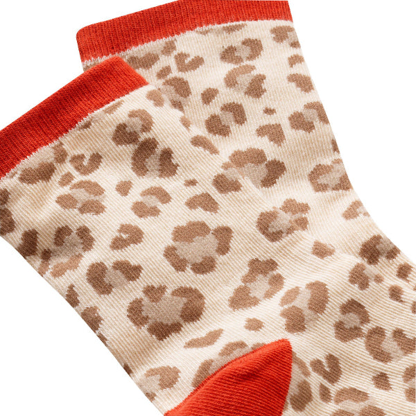 Vue de détail des chaussettes sans couture léopard beige et rouge.