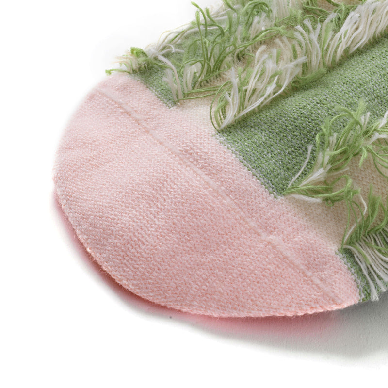 Chaussettes rayées vert olive avec des des détails rose sur l'envers.