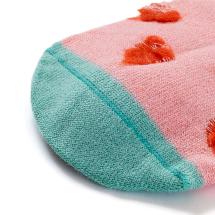 Chaussettes sans couture à imprimés cœurs coloris rouge et vert vue sur l'envers de la chaussette de la couture.